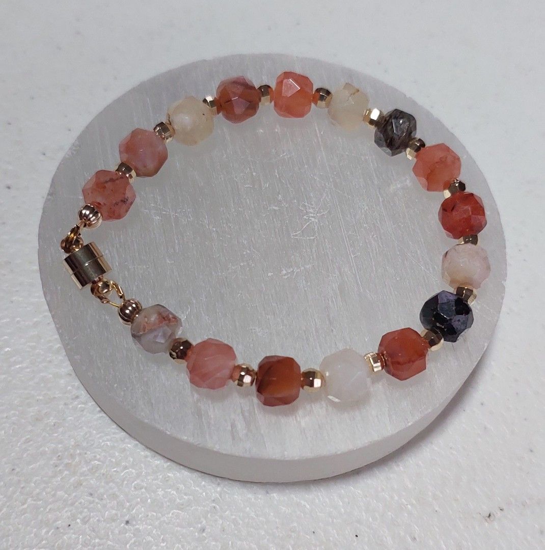 Super 7 Bracelet (Category: Bracelets) located in Gapan. Submitted by purseofjune (Listing ID 1461010787, Image 3). Description: 8mm faceted beads 16cm magnet or chain lock.