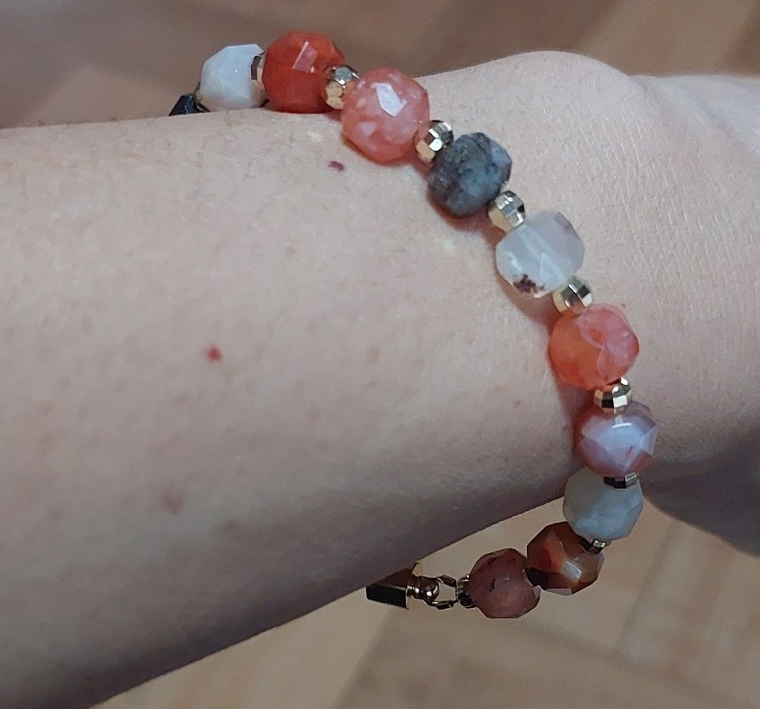Super 7 Bracelet (Category: Bracelets) located in Gapan. Submitted by purseofjune (Listing ID 1461010787, Image 2). Description: 8mm faceted beads 16cm magnet or chain lock.