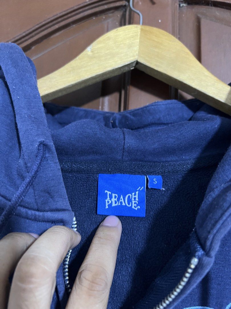 Teach Peace Zip Up Hoodie (Category: Coats, Jackets and Outerwear) located in Manila. Submitted by thriftpoint99 (Listing ID 1461075593, Image 3). Description: 25x26 No issue Need wash only Excellent condition.