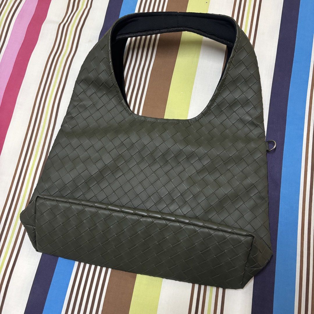 TGIF Project Ruka Hobo Tote Bag (Category: Shoulder Bags) located in Las Pinas. Submitted by ktsudon (Listing ID 1460959246, Image 2). Description: TGIF Project Ruka Hobo Tote Bag (Jewel Jungle Green color/matte green) •Used once or twice and nakatago lang sa cabinet •May sabitan ng keychain on the side of the bag •Magnet closure •No pockets inside •Fits an iPad (around 10in?) •Does not have any dust bag etc. As is lang.