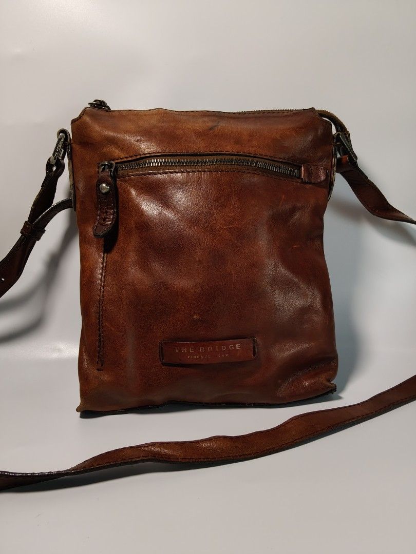 THE BRIDGE KALLIO PHONE (Category: Sling Bags) located in Valencia. Submitted by coolwolf_27a64f (Listing ID 1460994955, Image 1). Description: DIMENSION W 9.5 L 11 MATERIAL GENUINE LEATHER COLOR RATE 9/10 OR BETTER ISSUE SIGN OF USAGE ONLY NO MAJOR FLAWS FOR DAILY USE.