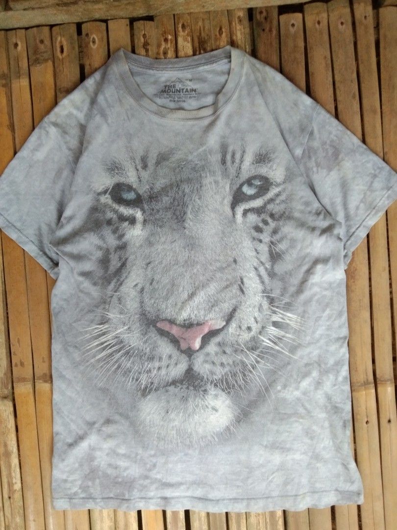 The Mountains graphic lion tee (Category: Tshirts & Polo Shirts ) located in Aloran. Submitted by ingsikthrifting (Listing ID 1460934227, Image 1). Description: Very excellent condition Issue need deep wash Color rate 9.5/10 Width 21 Length 30.