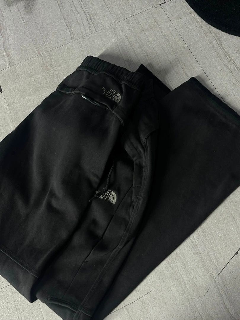 the north face black sweatpants (Category: Joggers) located in Manila. Submitted by nb_thriftshop (Listing ID 1461069103, Image 2). Description: TNF sweat pants waist 28 to 35 has lace and garter length 37 leg hole 8.5 no issue washed.
