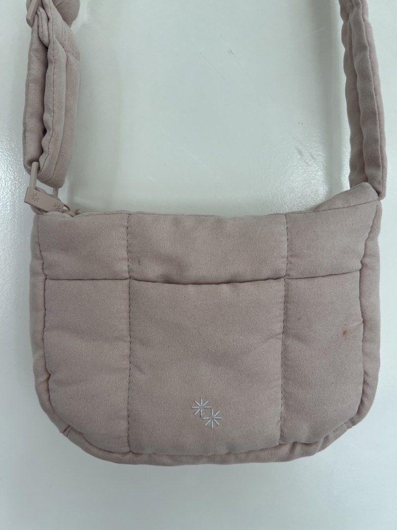 The Paper Bunny Mini Puffer Swing (Plush Ballet) (Category: Cross-body Bags) located in Makati City. Submitted by hereasysupply (Listing ID 1460962614, Image 2). Description: Designed to fit your essentials, the Mini Puffer Swing is perfect for hands-free days – from festivals and concerts to running errands. Carry it crossbody or wear it on the shoulder with its adjustable strap. PRODUCT DETAILS -Made with suede-like polyester -Adjustable strap 