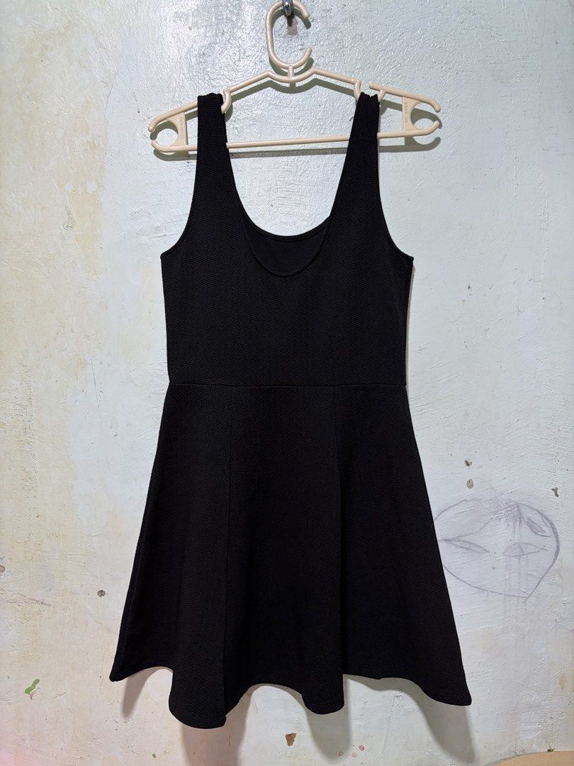 thrifted black dress (Category: Dresses) located in Taguig. Submitted by tiffanyshane (Listing ID 1460924923, Image 1). Description: walang tag/brand.