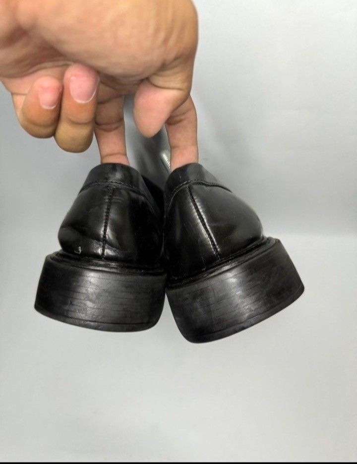 TOD'S Black Leather Loafers (Category: Dress Shoes) located in San Felipe. Submitted by denyelli (Listing ID 1460968252, Image 3). Description: - Size: 26.5cm RFS: wrong size/ too big Mode of Payment: Gcash/Bank Transfer.
