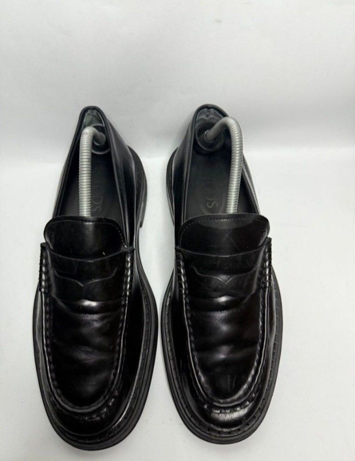 TOD'S Black Leather Loafers (Category: Dress Shoes) located in San Felipe. Submitted by denyelli (Listing ID 1460968252, Image 1). Description: - Size: 26.5cm RFS: wrong size/ too big Mode of Payment: Gcash/Bank Transfer.