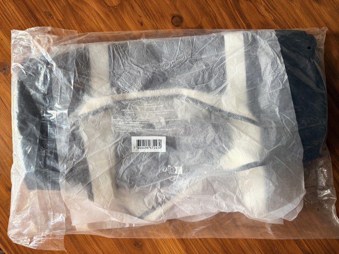 TOMMY HILFIGER (Category: Tote Bags) located in General Trias. Submitted by trendz_fazhion (Listing ID 1460924964, Image 3). Description: new original gift with purchase tommy hilfiger bag med up to large size spacious kasya lahat .