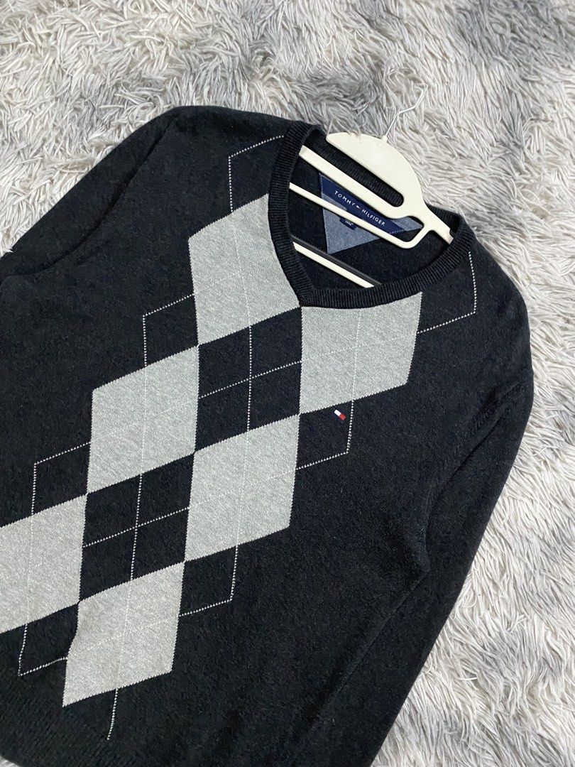 Tommy Hilfiger Sweater (Category: Coats, Jackets and Outerwear) located in Manila. Submitted by kurtmnla (Listing ID 1461089753, Image 2). Description: Tommy hilfiger Sweater Size M fit/ Unisex Dimes 19x25 Good condition/ no issue 📍Quezon city.