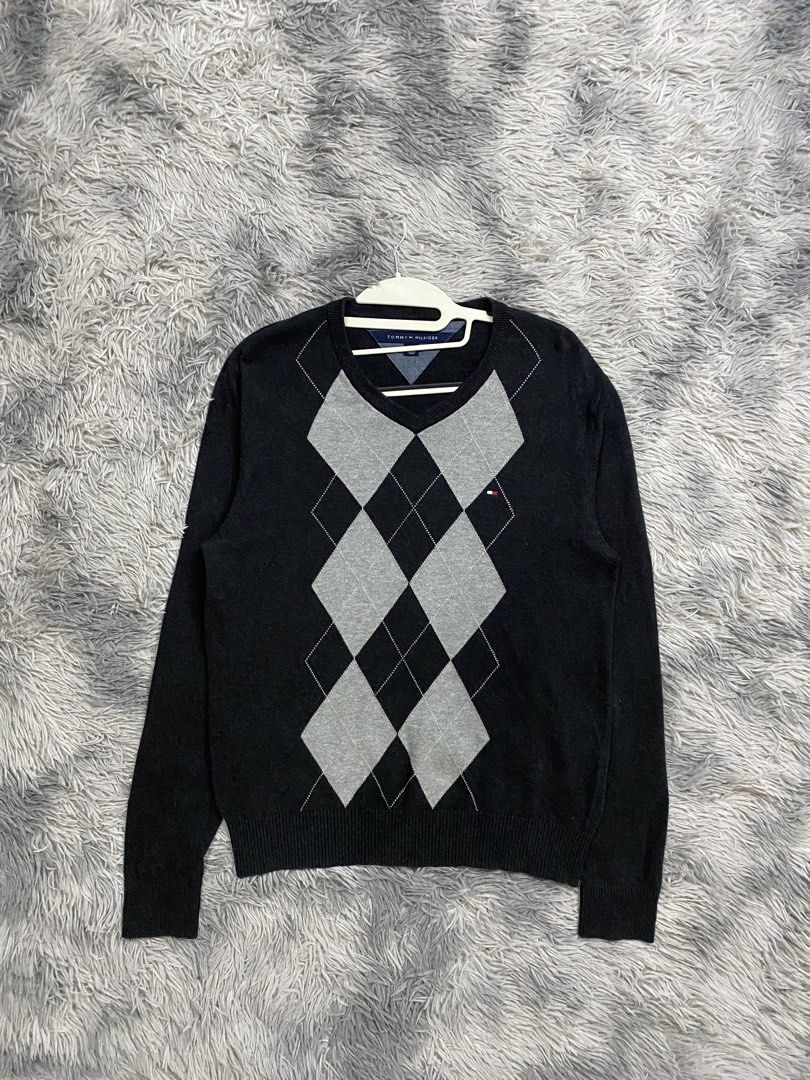 Tommy Hilfiger Sweater (Category: Coats, Jackets and Outerwear) located in Manila. Submitted by kurtmnla (Listing ID 1461089753, Image 1). Description: Tommy hilfiger Sweater Size M fit/ Unisex Dimes 19x25 Good condition/ no issue 📍Quezon city.