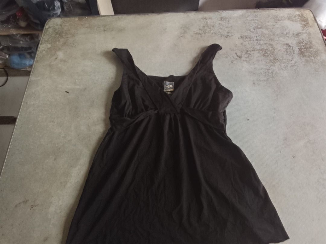 Tops US The North Face (Category: Activewear) located in Los Banos. Submitted by mania-62906 (Listing ID 1461007281, Image 1). Description: Authentic. US Medium All black. Free if you buy both TNF shorts and shirt for 200 php. Sale giveaway price.
