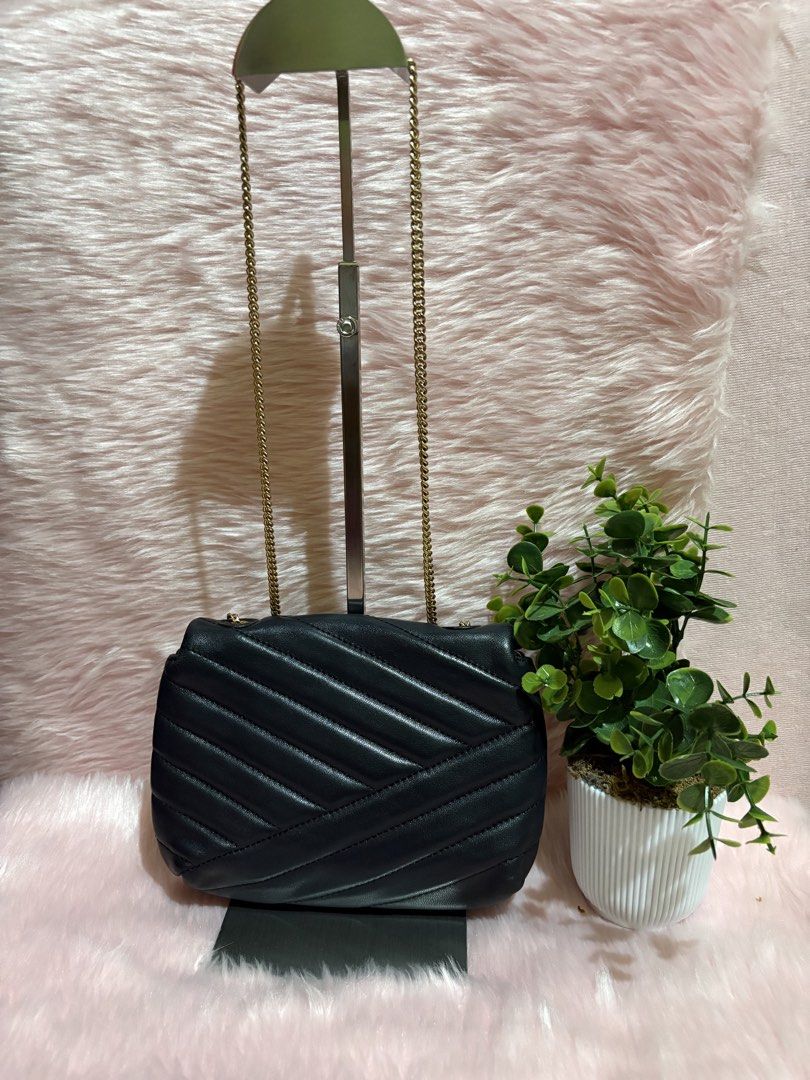 Tory bag in chain (Category: Cross-body Bags) located in Tuguegarao City. Submitted by closet_jz (Listing ID 1460923983, Image 2). Description: .
