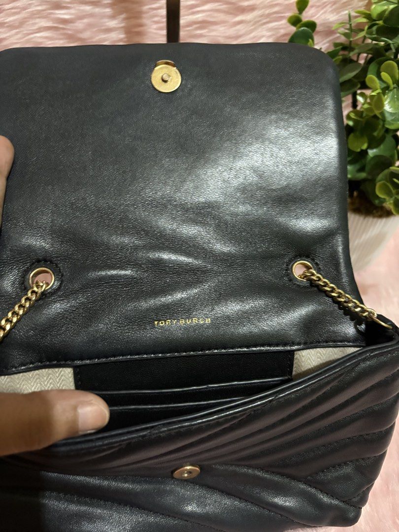 Tory bag in chain (Category: Cross-body Bags) located in Tuguegarao City. Submitted by closet_jz (Listing ID 1460923983, Image 3). Description: .