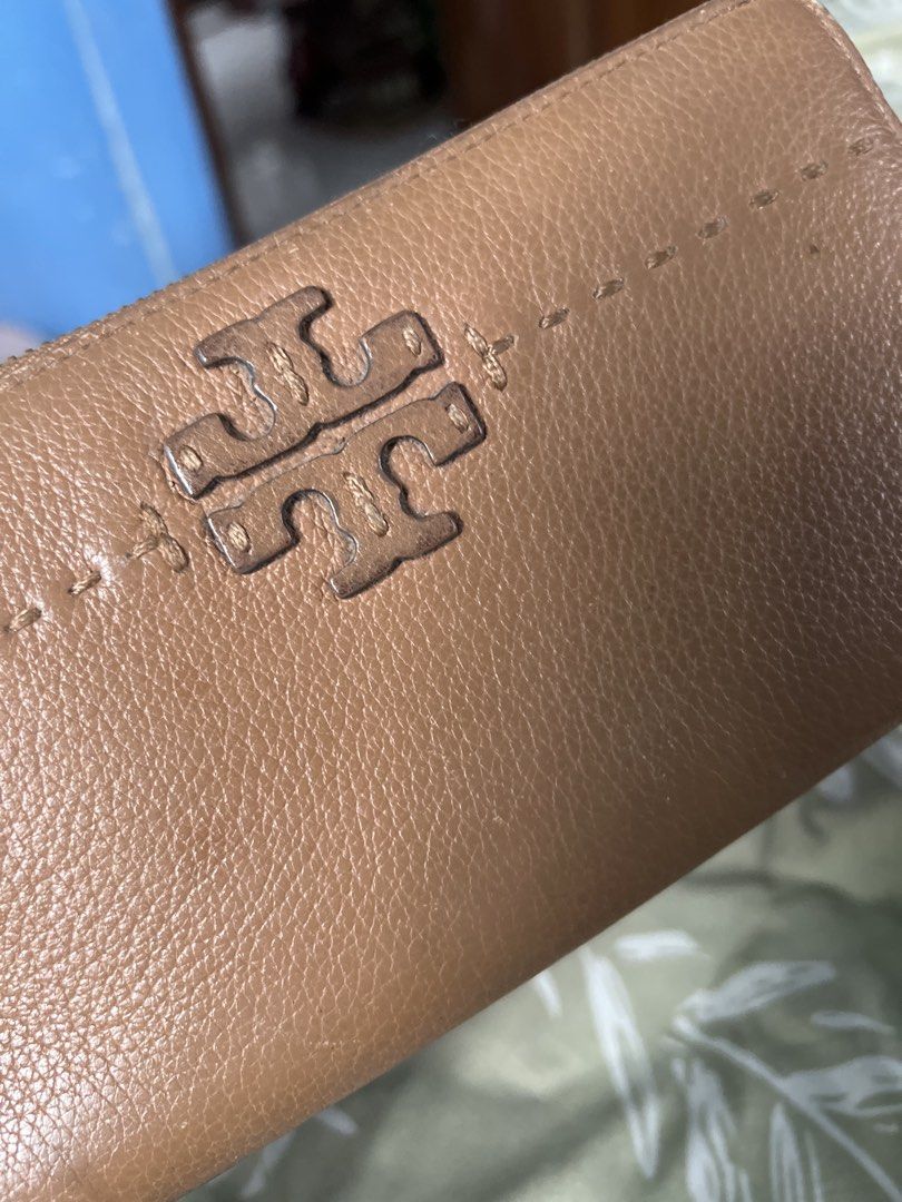 Tory Burch Leather Zip Around Wallet (Category: Wallets & Card holders) located in Lipa City. Submitted by wen_68 (Listing ID 1460987767, Image 2). Description: - Genuine brown leather Tory Burch wallet - Secure zip-around closure - Ample card slots and compartments for excellent organization - Shows some signs of wear, but in good working condition - Ideal for everyday use.