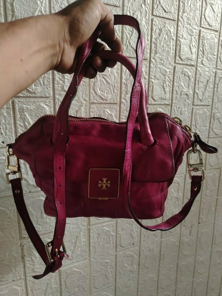 Tory Burch Raspberry Leather two way bag (Category: Sling Bags) located in Cagayan de Oro. Submitted by littlebabyscarrier (Listing ID 1461091398, Image 1). Description: 2way Leather materials RANK AB Gwapa sa personal Kayo nalang pa reshape Fling kasi bale ₱ 999.