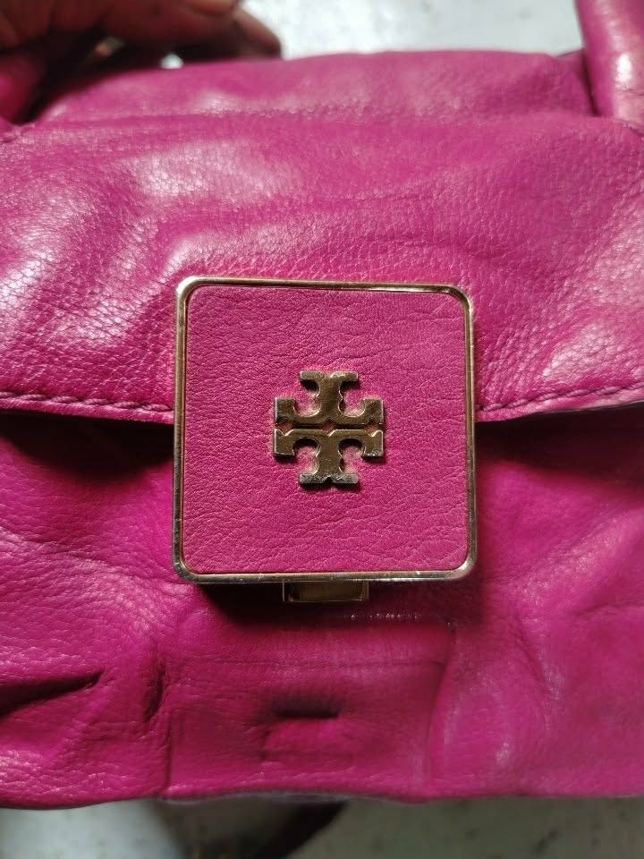 Tory Burch Raspberry Leather two way bag (Category: Sling Bags) located in Cagayan de Oro. Submitted by littlebabyscarrier (Listing ID 1461091398, Image 2). Description: 2way Leather materials RANK AB Gwapa sa personal Kayo nalang pa reshape Fling kasi bale ₱ 999.