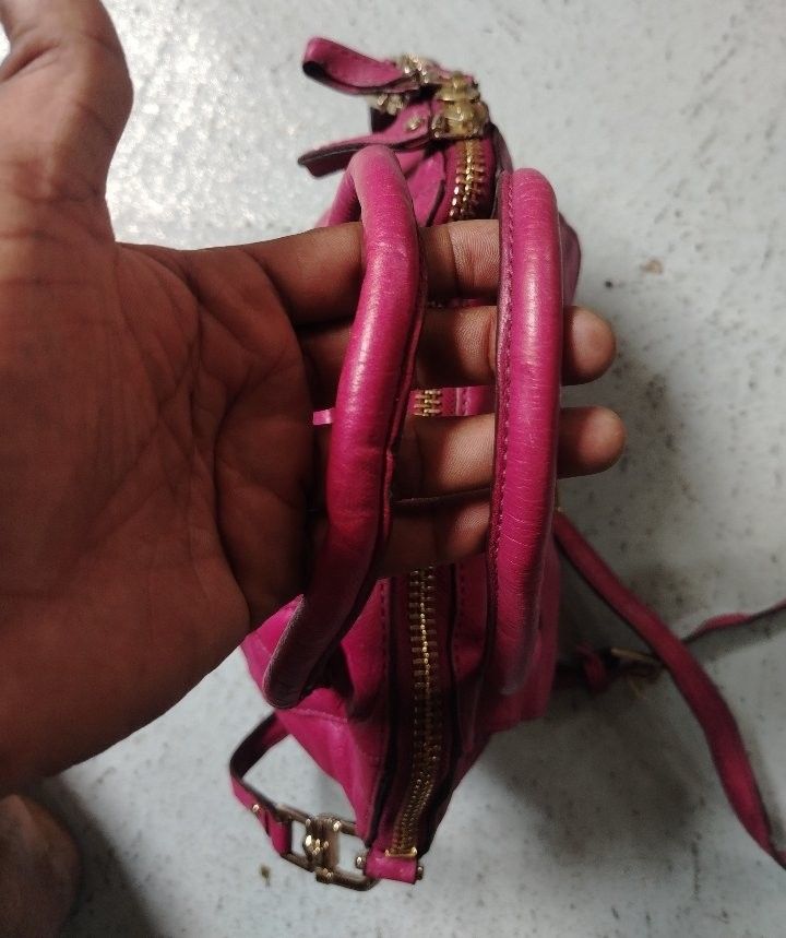 Tory Burch Raspberry Leather two way bag (Category: Sling Bags) located in Cagayan de Oro. Submitted by littlebabyscarrier (Listing ID 1461091398, Image 3). Description: 2way Leather materials RANK AB Gwapa sa personal Kayo nalang pa reshape Fling kasi bale ₱ 999.