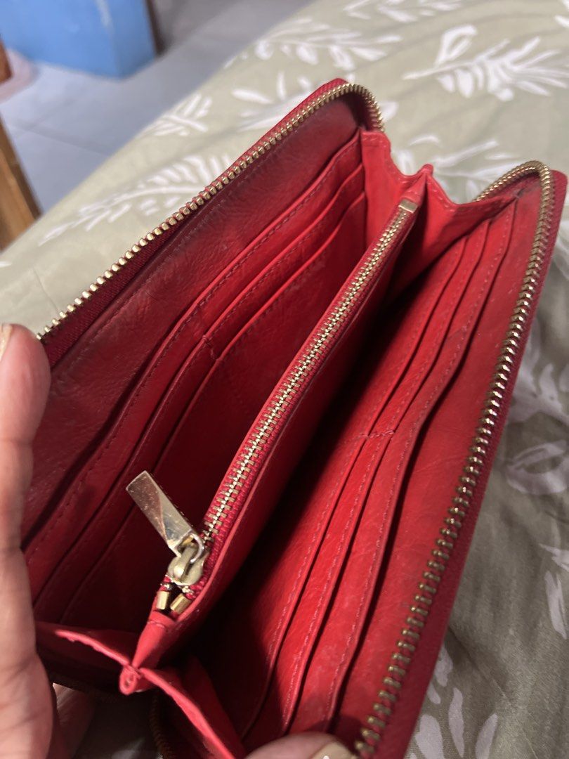 Tory Burch Red Leather Zip Around Wallet (Category: Wallets & Card holders) located in Lipa City. Submitted by wen_68 (Listing ID 1460988513, Image 3). Description: - Genuine red leather Tory Burch wallet - Secure zip-around closure - Ample card slots and interior compartments for organization - Elegant gold hardware - Plenty of life left, perfect for everyday use.
