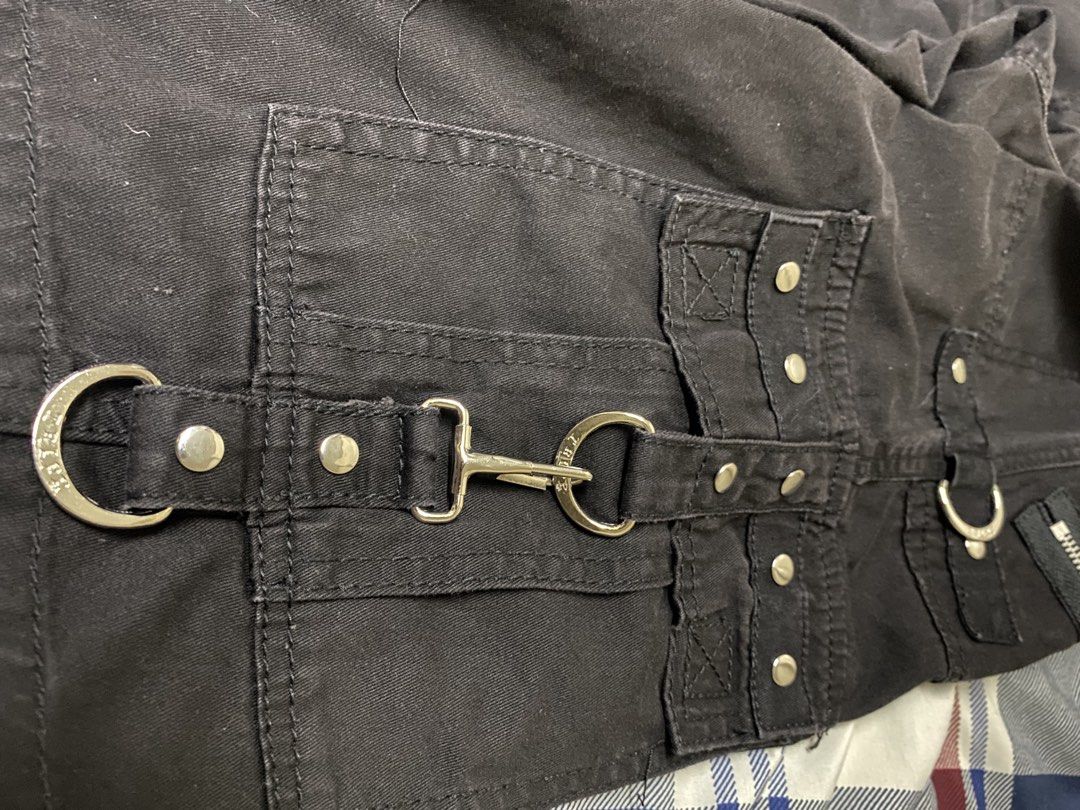 RUSH TRIPP NYC Black Cargo Shorts (Category: Shorts) located in Quezon City. Submitted by leobrbn (Listing ID 1461033335, Image 3). Description: dimes: 29-30 waist 24 length 10 leg hole.