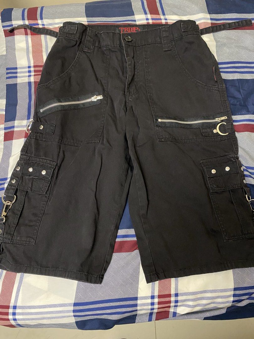 RUSH TRIPP NYC Black Cargo Shorts (Category: Shorts) located in Quezon City. Submitted by leobrbn (Listing ID 1461033335, Image 1). Description: dimes: 29-30 waist 24 length 10 leg hole.