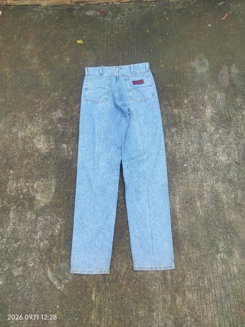 Twenty X Long Leg Jeans Light Wash (Category: Jeans) located in Caloocan City. Submitted by haruconcep52476 (Listing ID 1461073695, Image 1). Description: Dimensions W31 × L47 Good condition Color rate 9 Need wash - Classic light wash denim - Straight leg fit - Two front pockets - Two back pockets with red tab detail - Ideal for everyday wear - Simple and versatile style.