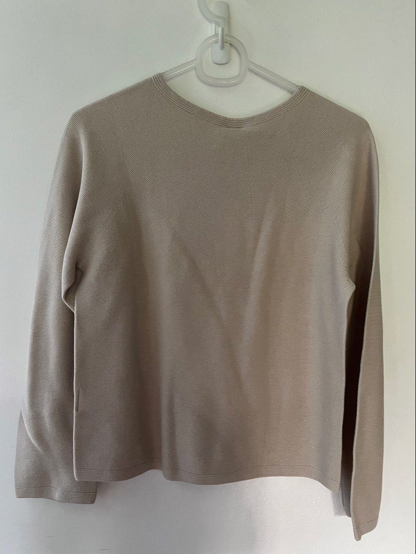 Uniqlo 3D knit longsleeve (Category: Longsleeves) located in Manila. Submitted by lulu.coco (Listing ID 1460956790, Image 3). Description: •No flaws, beige • Last price posted, low ballers will not be entertained • For shipping only. Add 50 for m.m, 120 outside m.m • Gcash or BDO.
