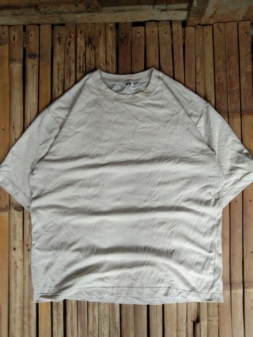 Uniqlo airism tes (Category: Tshirts & Polo Shirts ) located in Aloran. Submitted by ingsikthrifting (Listing ID 1460933973, Image 1). Description: Very excellent condition No issue just need wash Color rate 9.5/10 Width 23 Length 28.