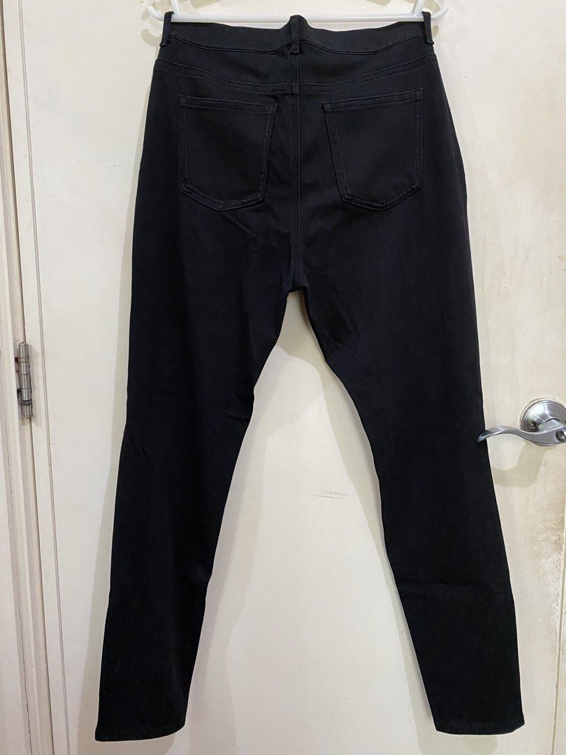 Uniqlo Black Denim Jeans (Category: Other Bottoms) located in Taguig. Submitted by maly01_ (Listing ID 1461013570, Image 3). Description: Size XL dm for inquiries :).