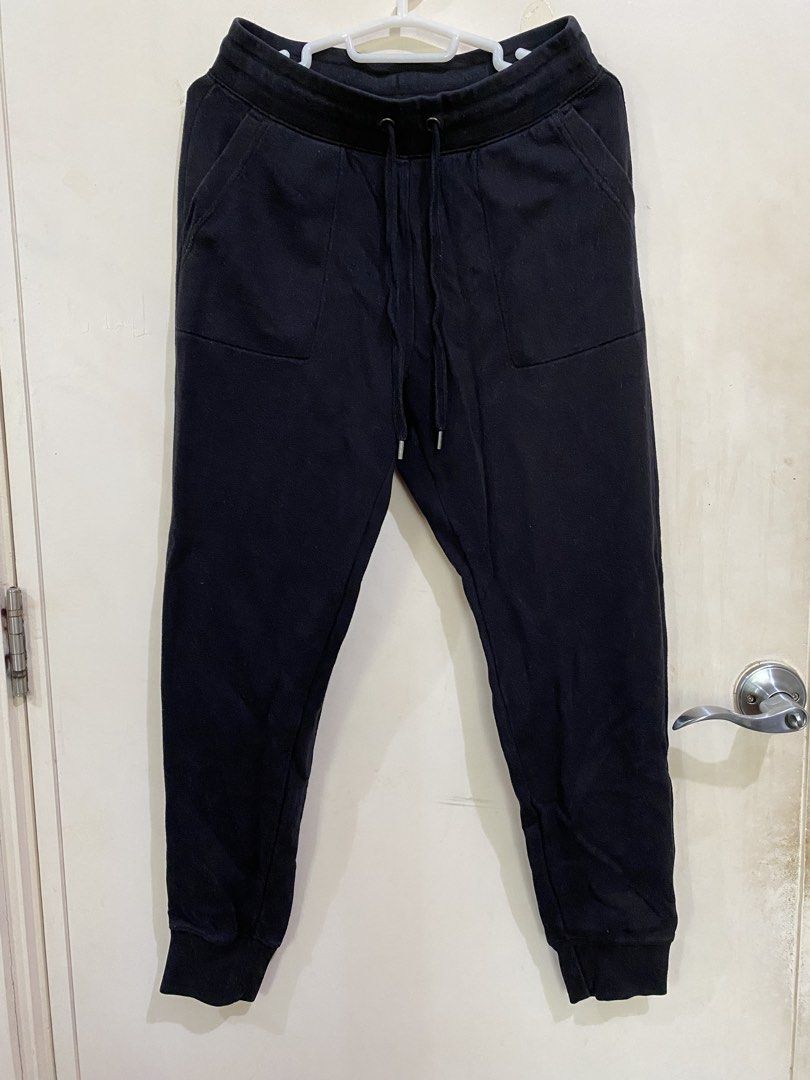UNIQLO Black Jogger Sweatpants (Category: Other Bottoms) located in Taguig. Submitted by maly01_ (Listing ID 1461013010, Image 1). Description: dm for inquiries :).