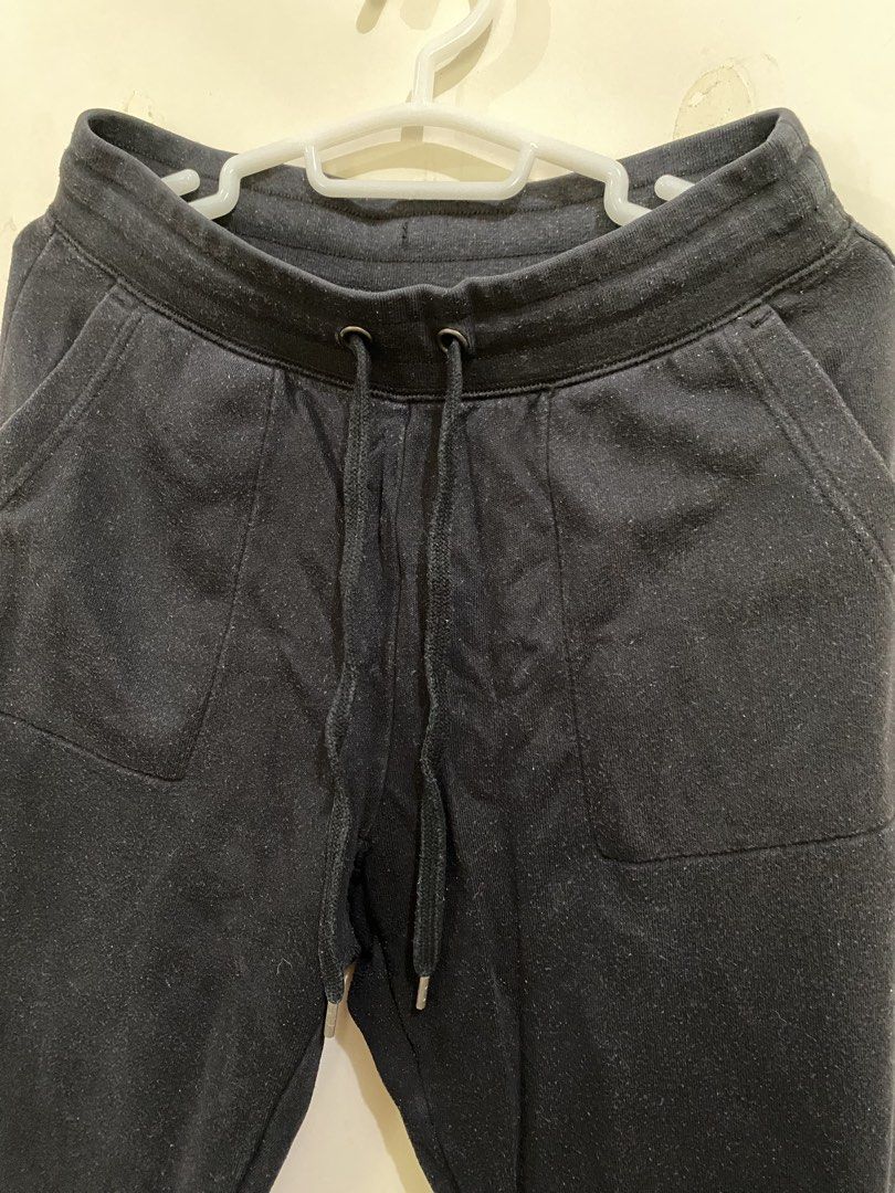 UNIQLO Black Jogger Sweatpants (Category: Other Bottoms) located in Taguig. Submitted by maly01_ (Listing ID 1461013010, Image 2). Description: dm for inquiries :).