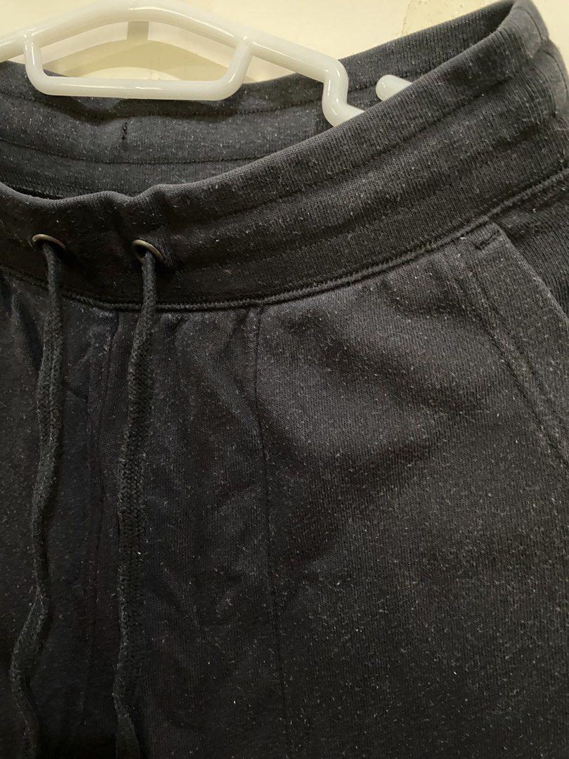 UNIQLO Black Jogger Sweatpants (Category: Other Bottoms) located in Taguig. Submitted by maly01_ (Listing ID 1461013010, Image 3). Description: dm for inquiries :).