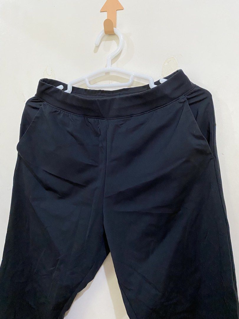 Uniqlo Black Pants (Category: Other Bottoms) located in Taguig. Submitted by maly01_ (Listing ID 1461012029, Image 2). Description: dm for inquiries :).