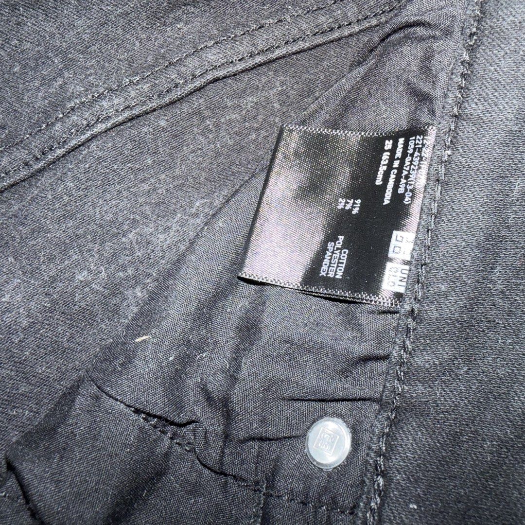 Uniqlo Black Pants (Category: Jeans) located in Manila. Submitted by sg.21 (Listing ID 1461054982, Image 2). Description: - Brand: Uniqlo - Color: Black - Style: Skinny Jeans - Material: Cotton, Polyester, Spandex blend for comfortable stretch - Features: Classic five-pocket styling, button and zip fly closure - Versatility: A great staple piece for any wardrobe Waist 13” Length 34” Size on tag 25.