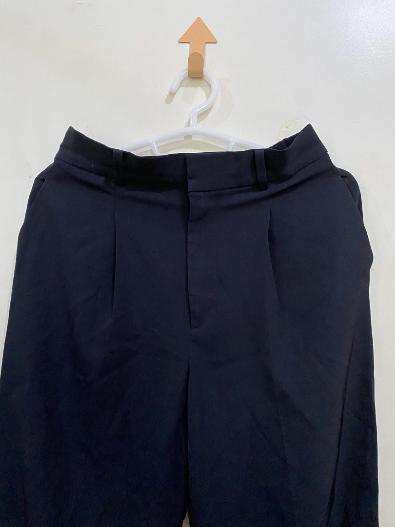 UNIQLO Black Trouser Pants (Category: Other Bottoms) located in Taguig. Submitted by maly01_ (Listing ID 1461013222, Image 2). Description: dm for inquiries :).