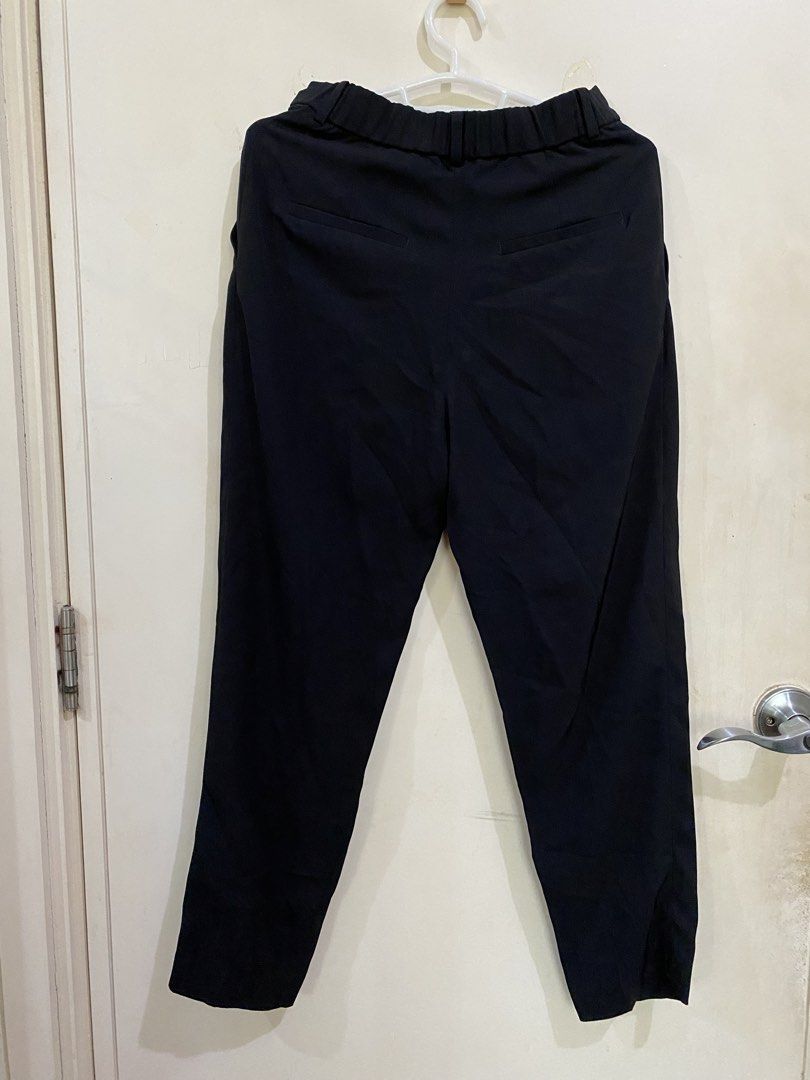 UNIQLO Black Trouser Pants (Category: Other Bottoms) located in Taguig. Submitted by maly01_ (Listing ID 1461013222, Image 3). Description: dm for inquiries :).