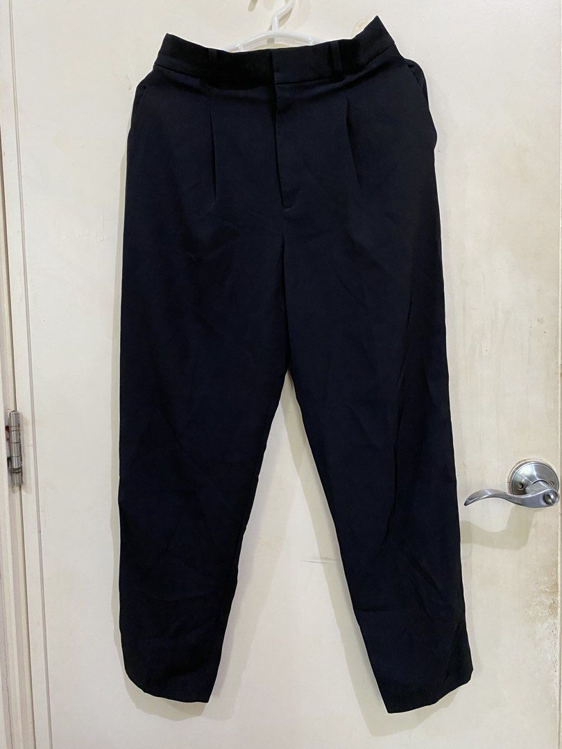 UNIQLO Black Trouser Pants (Category: Other Bottoms) located in Taguig. Submitted by maly01_ (Listing ID 1461013222, Image 1). Description: dm for inquiries :).