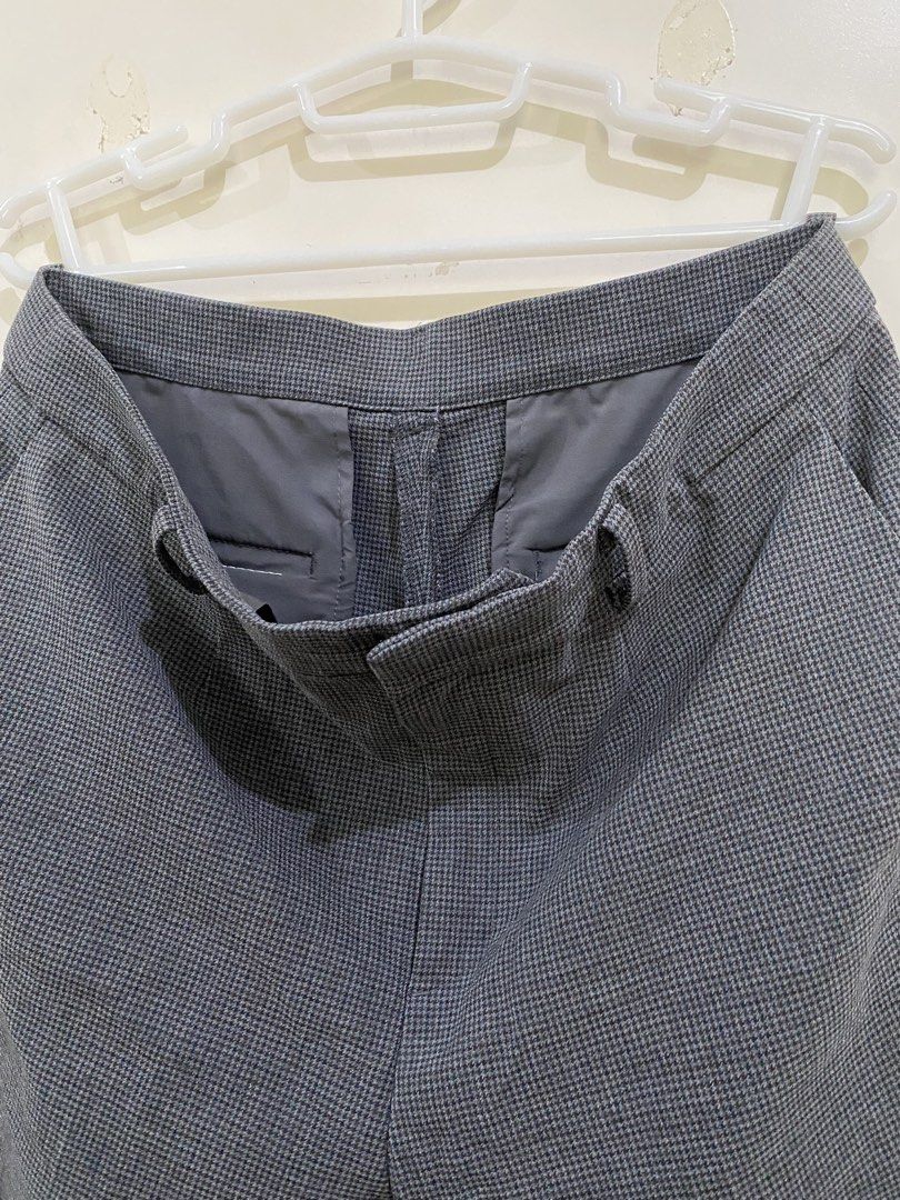 Uniqlo Dark Gray Houndstooth Pattern Trouser Pants (Category: Other Bottoms) located in Taguig. Submitted by maly01_ (Listing ID 1461014337, Image 2). Description: Size XL dm for inquiries :).