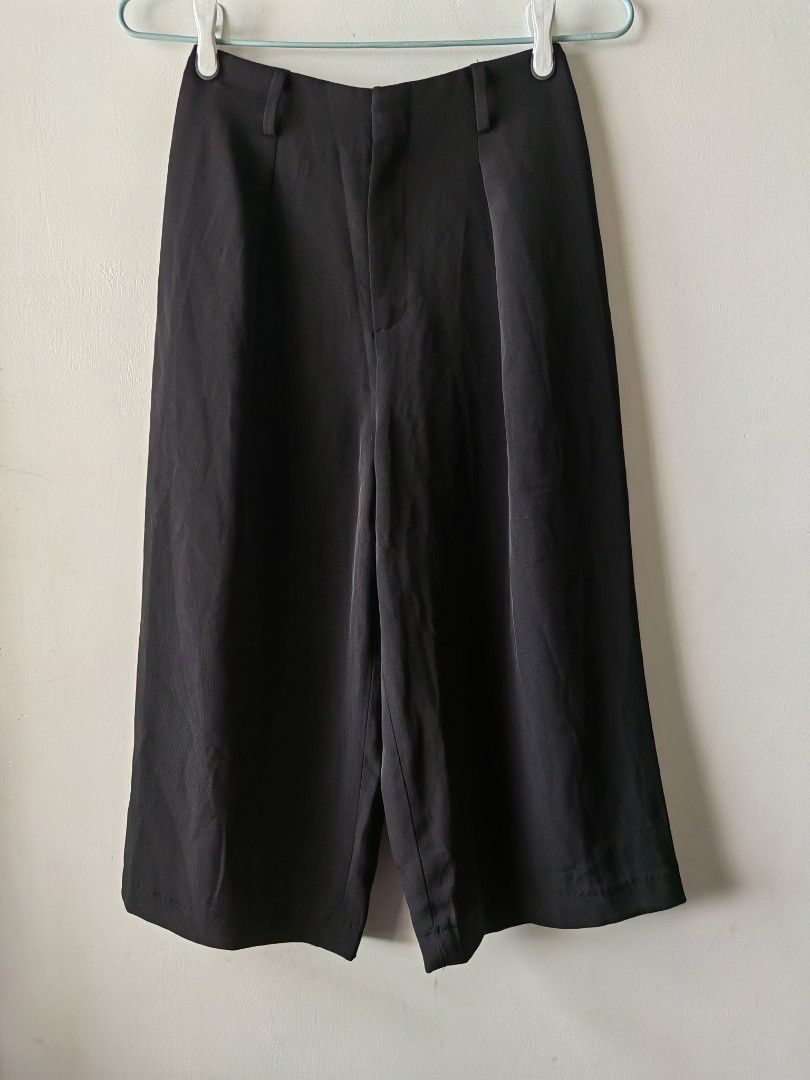 Uniqlo Drape wide cropped pants (S) (Category: Other Bottoms) located in Baguio. Submitted by kacijom (Listing ID 1461048229, Image 2). Description: 👖₱400 (₱1490 SRP) •UNQ Drape wide cropped pants - Black •Size S, 12" waist laid flat, 33" length •Condition Excellent Used Condition (10/10).