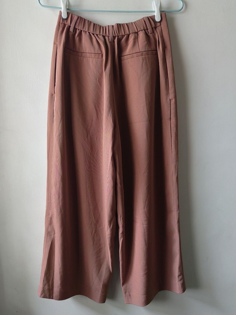 Uniqlo Drape wide cropped pants (S) (Category: Other Bottoms) located in Baguio. Submitted by kacijom (Listing ID 1461053273, Image 3). Description: 👖₱400 (₱1490 SRP) •UNQ Drape wide cropped pants - Brown •Size S, 12" waist laid flat, 33" length •Condition Excellent Used Condition (10/10).