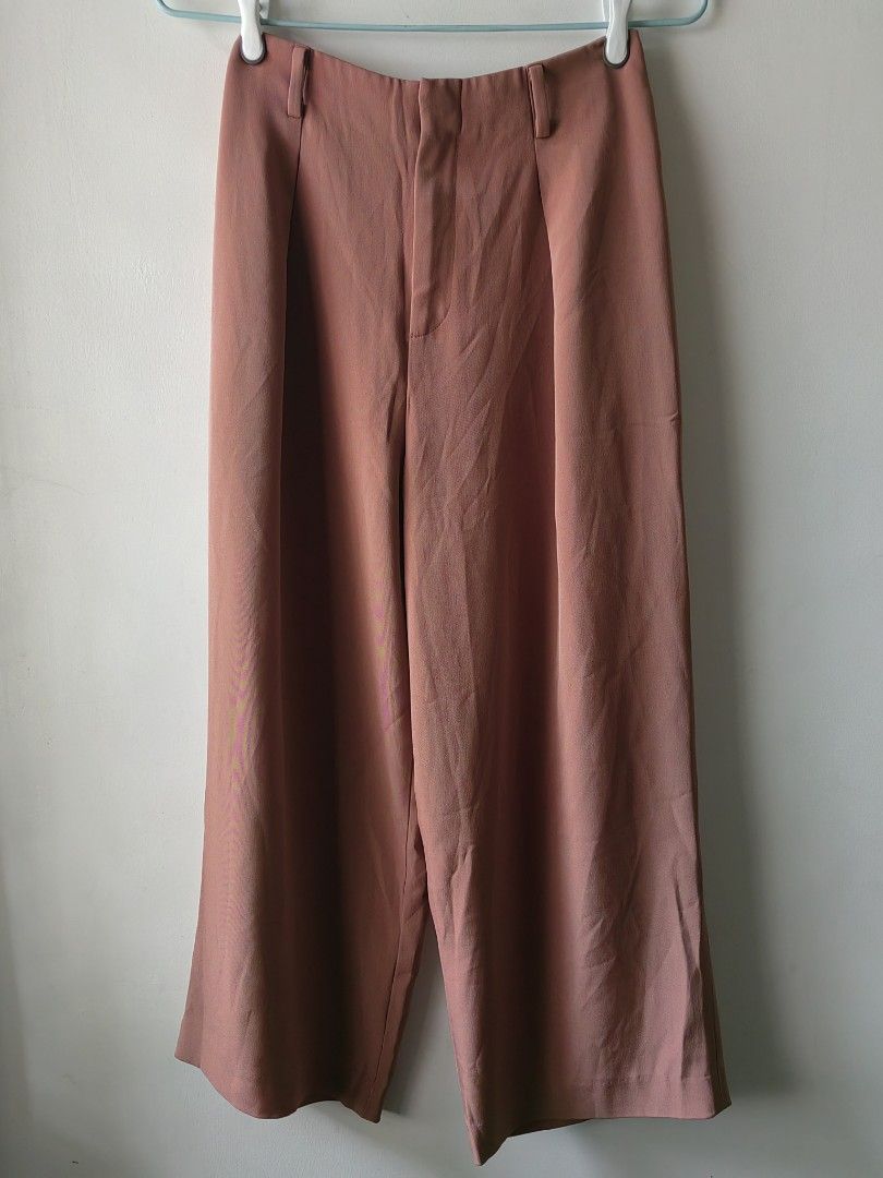 Uniqlo Drape wide cropped pants (S) (Category: Other Bottoms) located in Baguio. Submitted by kacijom (Listing ID 1461053273, Image 2). Description: 👖₱400 (₱1490 SRP) •UNQ Drape wide cropped pants - Brown •Size S, 12" waist laid flat, 33" length •Condition Excellent Used Condition (10/10).