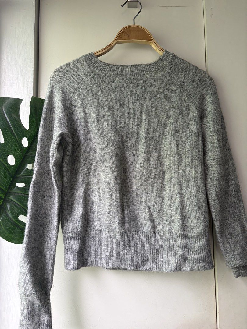 Uniqlo gray wool sweater (Category: Blouses) located in Manila. Submitted by coolandchic (Listing ID 1461037390, Image 1). Description: .