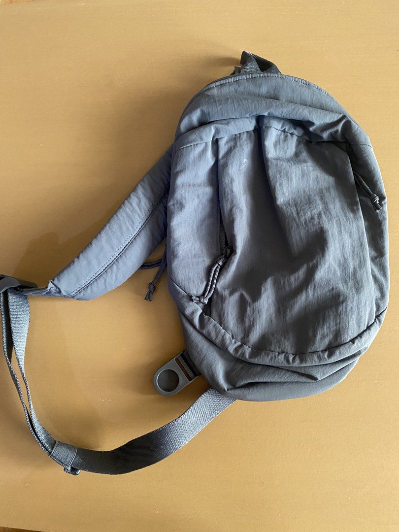 Uniqlo Grey Nylon Sling Bag (Category: Cross-body Bags) located in Baguio. Submitted by arenzu (Listing ID 1460948686, Image 1). Description: - Grey nylon sling bag - Adjustable strap with buckle closure - Main compartment with zip closure - Smaller zip pocket on the front - Interior slip pocket - Ideal for everyday use or travel - Lightweight and durable material.