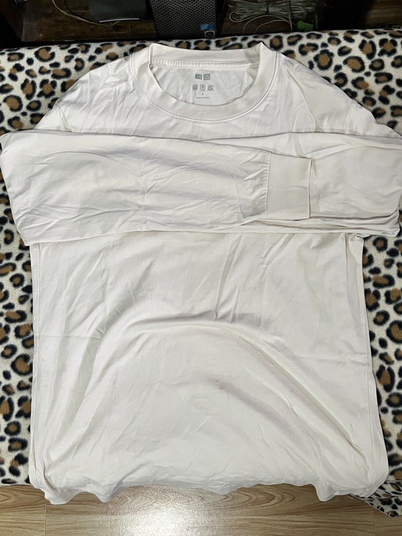 Uniqlo long sleeve top (Category: Longsleeves) located in San Pedro. Submitted by sie_declutters (Listing ID 1461002292, Image 1). Description: ORIGINAL Uniqlo long sleeves Condition: - used more than twice - minor stains RFS: Has not been used since 2023.