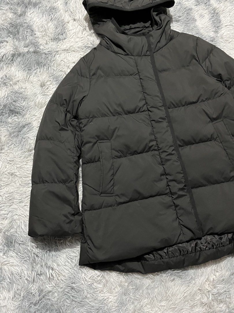 Uniqlo Powder Feel Down Puffer Jacket (Category: Coats, Jackets and Outerwear) located in Sasmuan (Sexmoan). Submitted by winterclothes.ph (Listing ID 1461056942, Image 3). Description: Uniqlo Powder Feel Down Puffer Jacket L on tag Women’s code Width 21 Length 27 B29.5 Excellent Condition.