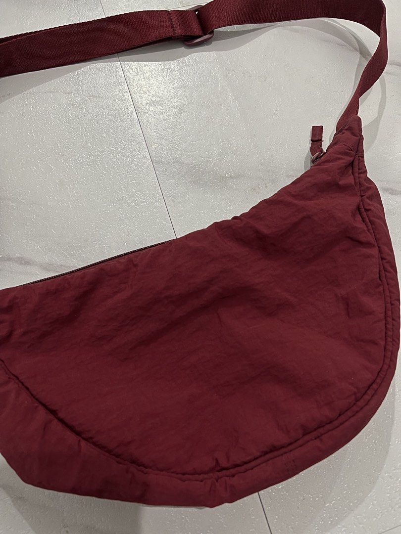UNIQLO ROUND MINI SHOULDER BAG 'maroon' (Category: Shoulder Bags) located in Quezon City. Submitted by ryanj26 (Listing ID 1460981243, Image 2). Description: Volume : 4 liters Dimes : W - 11inches, H 6.7 inches Shoulder Strap - 45 inches Quality: In excellent condition NO ISSUE..