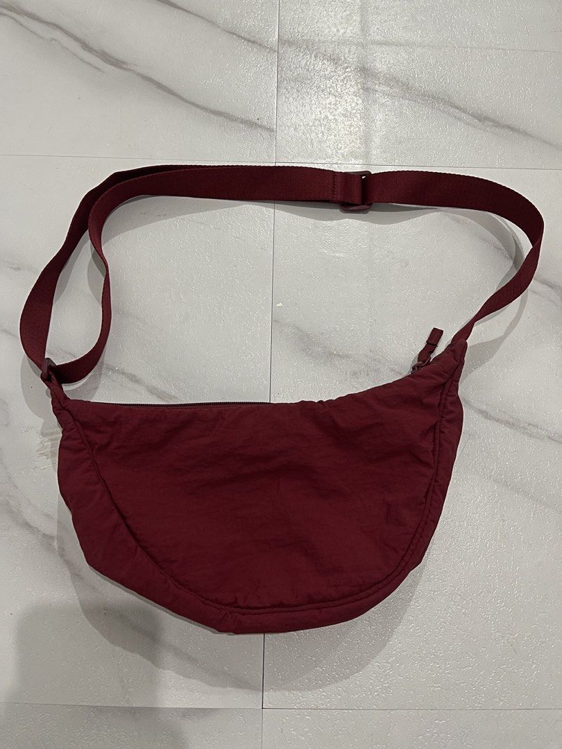 UNIQLO ROUND MINI SHOULDER BAG 'maroon' (Category: Shoulder Bags) located in Quezon City. Submitted by ryanj26 (Listing ID 1460981243, Image 1). Description: Volume : 4 liters Dimes : W - 11inches, H 6.7 inches Shoulder Strap - 45 inches Quality: In excellent condition NO ISSUE..