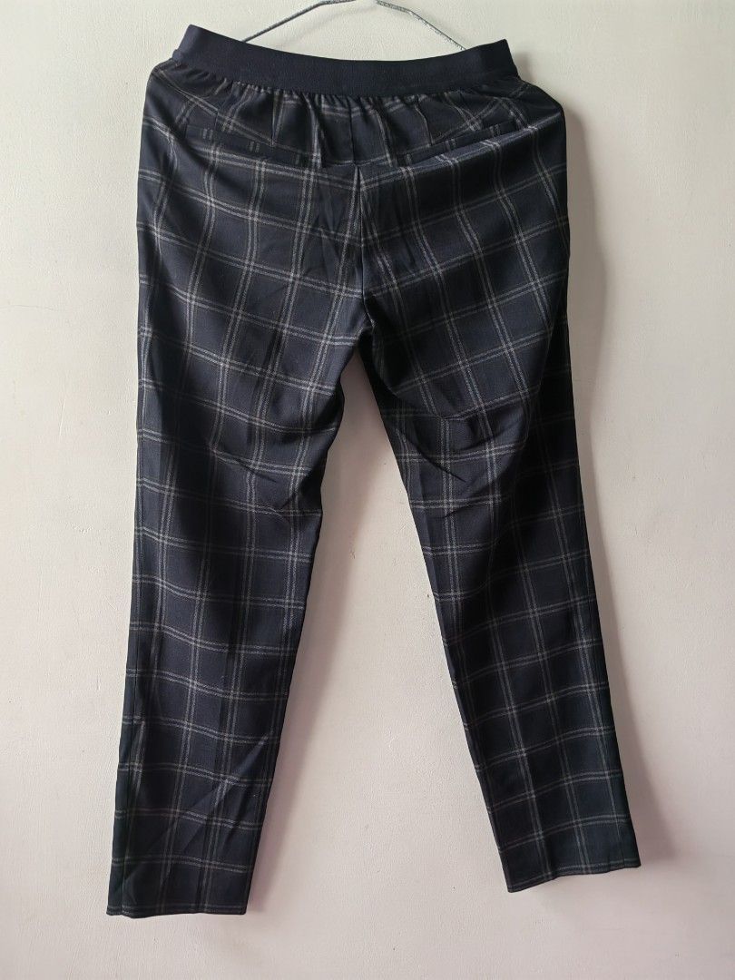 Uniqlo SmartAnkle Trouser Pants (S) (Category: Other Bottoms) located in Baguio. Submitted by kacijom (Listing ID 1461051761, Image 3). Description: 👖₱500 (₱1490 SRP) •UNQ SmartAnkle Trouser Pants- Blue plaid •Size S, 13" waist laid flat, 35" length •Condition Excellent Used Condition (10/10).