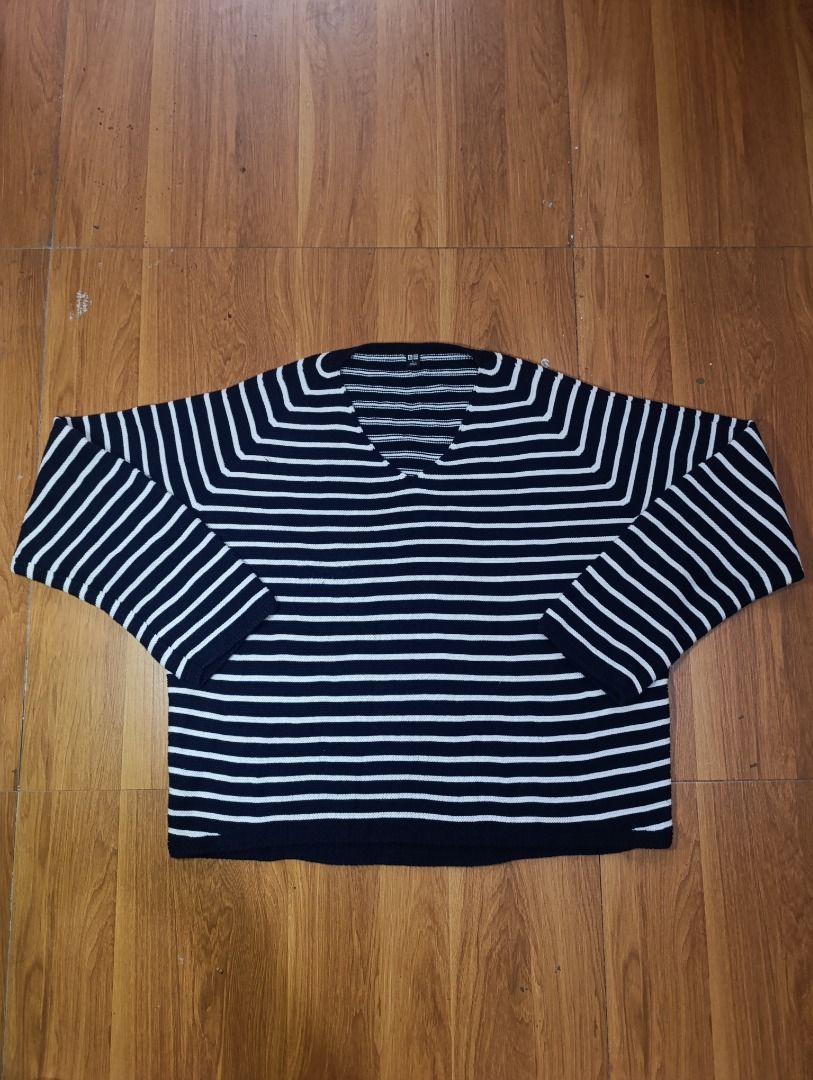 Uniqlo V-neck Knit Sweater (Category: Longsleeves) located in Bulacan. Submitted by koritooo (Listing ID 1461114997, Image 1). Description: Uniqlo V-neck Knit Sweater Good as new no issue Complete tags/ Wash tags Size L Dimensions: 22 Width 22 Length Color rate: 10/10.