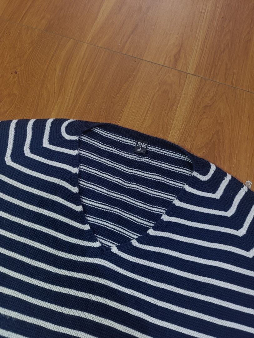 Uniqlo V-neck Knit Sweater (Category: Longsleeves) located in Bulacan. Submitted by koritooo (Listing ID 1461114997, Image 2). Description: Uniqlo V-neck Knit Sweater Good as new no issue Complete tags/ Wash tags Size L Dimensions: 22 Width 22 Length Color rate: 10/10.
