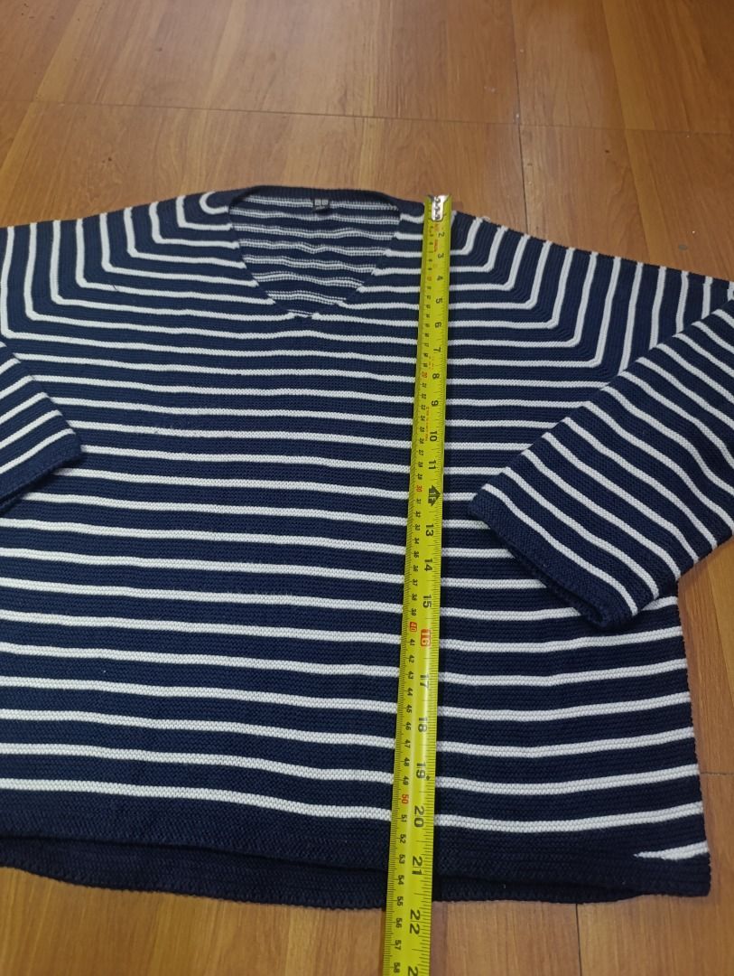Uniqlo V-neck Knit Sweater (Category: Longsleeves) located in Bulacan. Submitted by koritooo (Listing ID 1461114997, Image 3). Description: Uniqlo V-neck Knit Sweater Good as new no issue Complete tags/ Wash tags Size L Dimensions: 22 Width 22 Length Color rate: 10/10.